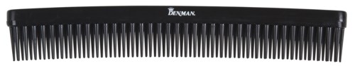 Een zwarte brede kam met dicht op elkaar liggende tanden, met 'DENMAN' in wit, voor haarstyling.