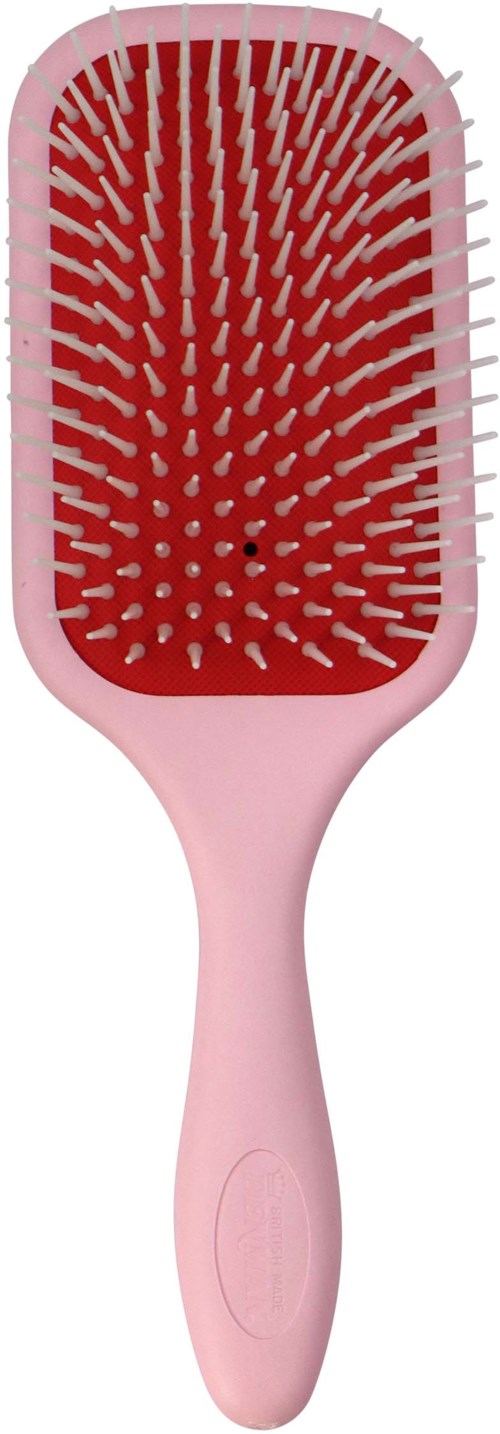 Een roze plastic haarborstel met brede, rode borstelharen tegen klitten.