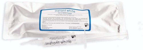 Ett paket märkt 'Instant White' med en separat liten tub inuti, troligen tandkräm.