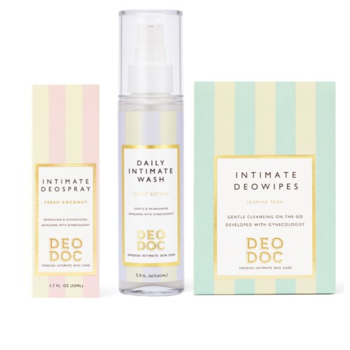 Tre hudpleieprodukter vises: en kokos deodorantspray, en daglig vask og en jasminpære deodorant.