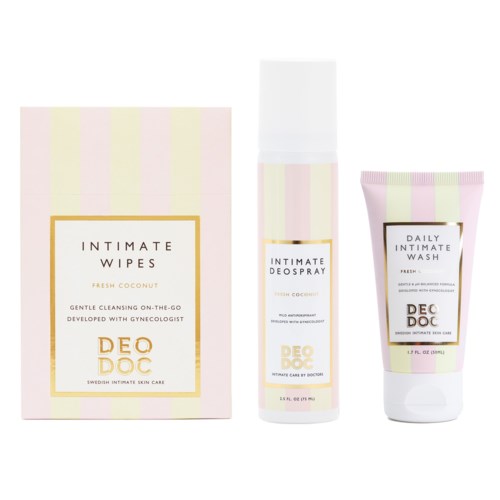 Et sæt intime plejeprodukter inklusive vådservietter, deodorantspray og vask i pastelrosa og hvid emballage.