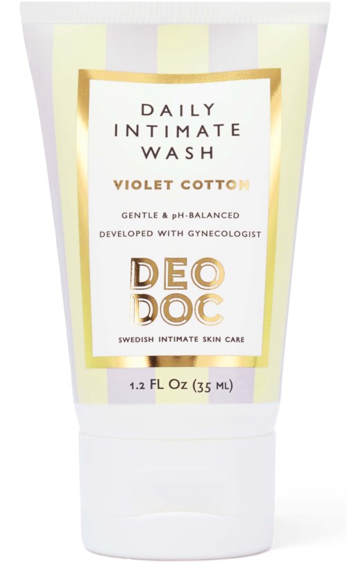 En vit tub med intimtvätt märkt 'Deo Doc Daily Intimate Wash' med gula ränder och gulddetaljer.