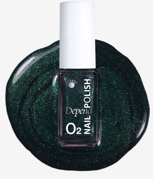 En flaske mørkegrøn glitter neglelak med hvid hætte, placeret på en matchende svirp af neglelak.