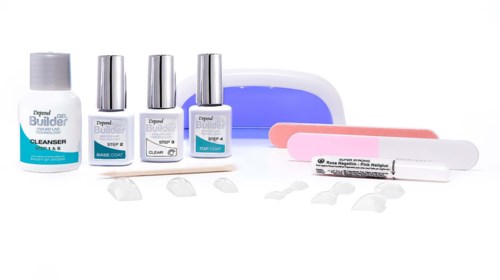 Nagellacksgelflaskor, färgprover och olika nagelverktyg och tillbehör på vit bakgrund.