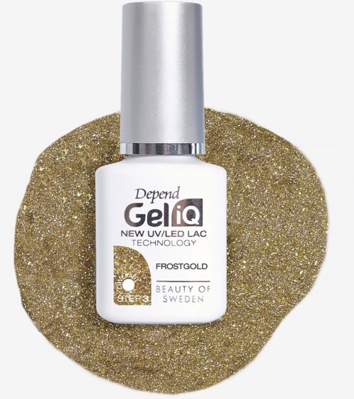 Valkoinen kynsilakkapullo hopeisella korkilla glitterisellä kultapohjalla, etiketti lukee Depend GelIQ FrostGold.
