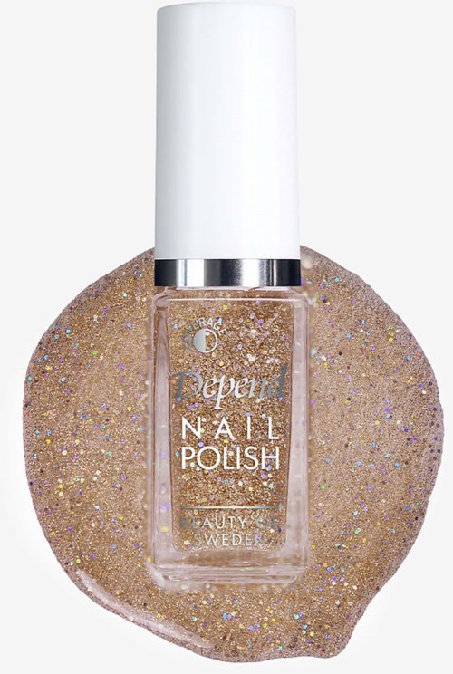 En flaske med glitter neglelak med hvid hætte på en glitteroverflade.