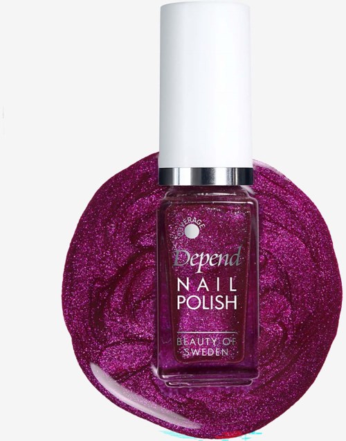 En flaske med lilla glitter neglelakk merket Depend Nail Polish med hvit lokk, plassert på en virvel av matchende glitter.