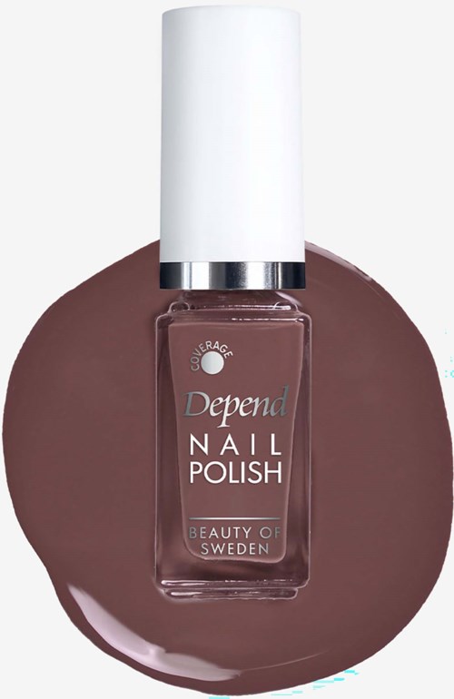 En flaske brunt neglelakk på en rund brun overflate. Etiketten sier Depend Nail Polish, Beauty of Sweden.