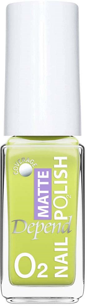 Een lichtgroene nagellakfles met witte en paarse tekst op een heldere label.