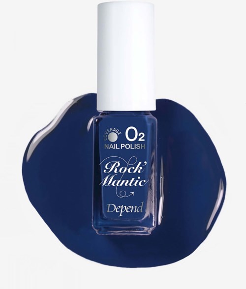 Granatowa butelka lakieru do paznokci O2 Nail Polish Rock's Mantic firmy Depend, z rozlanym lakierem wokół.