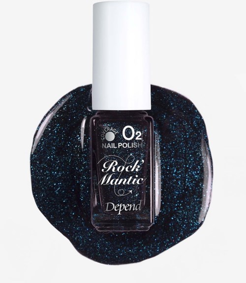 Czacha butelka lakieru do paznokci z białym zakrętką na czarnej błyszczącej powierzchni. Etykieta czyta O2 Nail Polish Rock Mantic Depend.