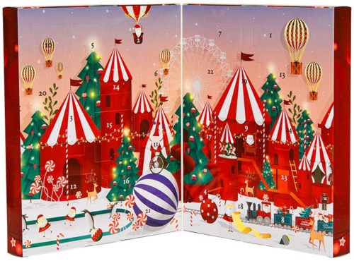 En festlig adventskalender med röda och vita tält, julgranar, luftballonger och presenter.