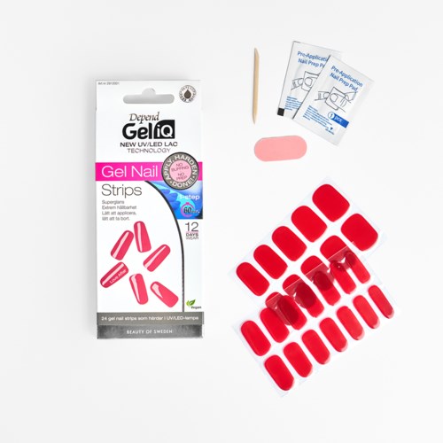 Gelnagelstrips, applicatietools en verwijderingsalcoholdoekjes op een witte achtergrond.