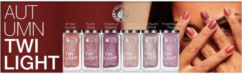 En display med sex flaskor med AUTUMN TWILIGHT nagellack och en kvinna som visar sina målade naglar.