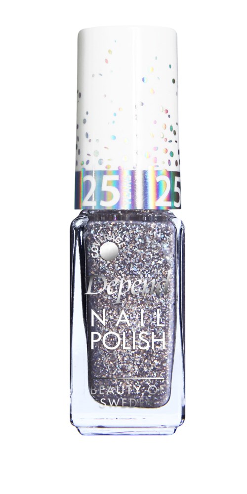 En klar flaska med glittrande silver nagellack och vit kork, dekorerad med färgglada prickar och siffror.
