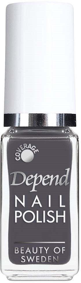 Een flesje grijze Depend nagellak met een witte dop en zwart label. Tekst bevat 'Depend Nail Polish' en 'Beauty of Sweden.'