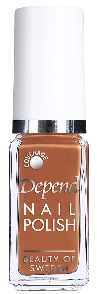 En flaska Depend nagellack i en varm brunt nyans med vit lock och silverband.