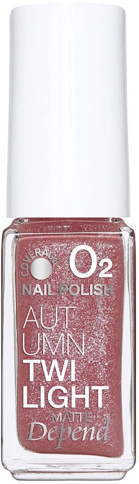 Een flesje roze nagellak met witte tekst en witte dop.