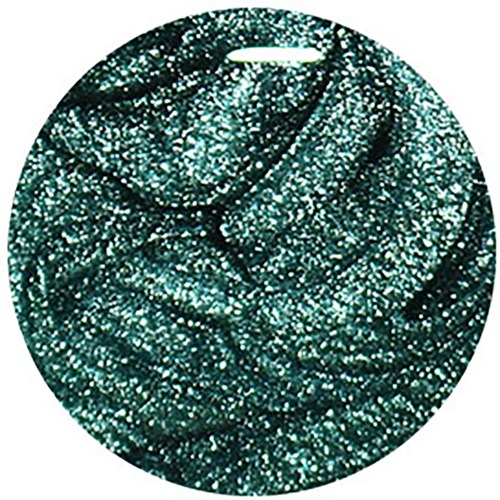 En närbild av teal-grön glittrig nagellack med en böjd streck på ytan.