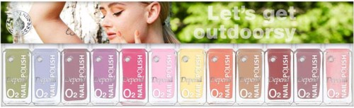 Färgade nagellackflaskor i olika nyanser, arrangerade i rad, med en reklambanner i bakgrunden som uppmanar till utomhusaktiviteter.
