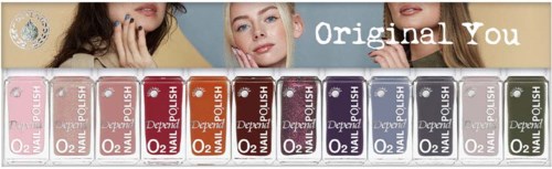 En rad nagellackflaskor i olika färger med tre kvinnor och orden "Original You" i bakgrunden.