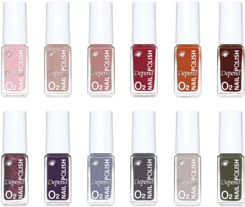En samling av olika färgade nagellack i två rader.