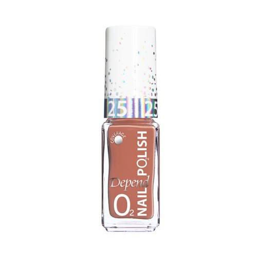 En nagellackflaska från Depend, i en beige färg med vit kork, dekorerad med färgglada prickar och ett holografiskt band.
