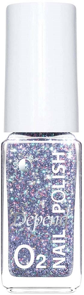 Een flesje met glitternagellak met een witte dop, labeled O2 Nail Polish, bevat glinsterende, gekleurde glans.