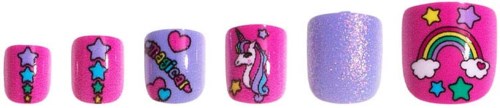 Fargerik negldekorasjon med stjerner, hjerter, enhjørning, regnbue og glitter. Neglene er rosa og lilla med morsomme design.