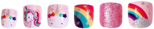 Zes roze nageltips met eenhoorns, regenbogen, glitter en kleurrijke ontwerpen.