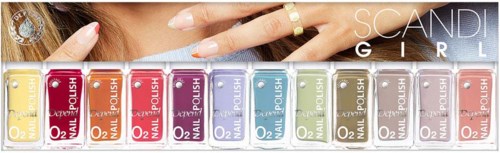 En rad av färgglada O2 nagellacksflaskor i olika nyanser, med en kvinna som visar pedikyrerade naglar och ringar.