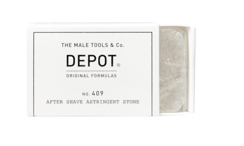 En såpe i en eske merket Depot, for after shave bruk, med en enkel hvit bakgrunn.