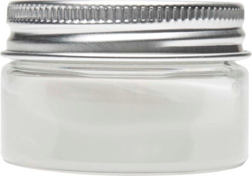 Een heldere glazen pot met een zilveren metalen deksel, leeg en schoon.