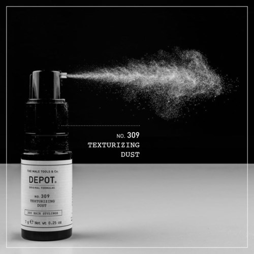 En sprayflaske merket 'Texturizing Dust' som sprayer ut fint støv i luften.