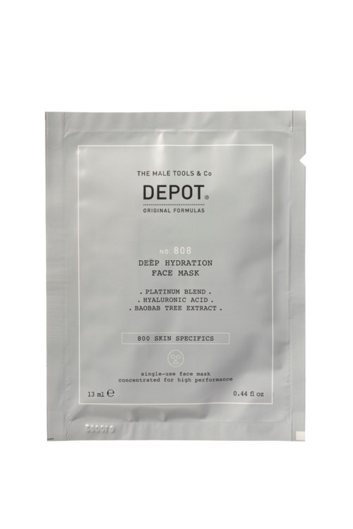 En vit påse märkt 'DEPO' innehåller en ansiktsmask för återfuktning, med ingrediensbeskrivningar som hyaluronsyra.