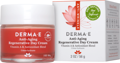 Een klein potje met rode crème naast een doos, beide gelabeld "DERMA E Anti-Aging Regenerative Day Cream" met een lelie bloemafbeelding.