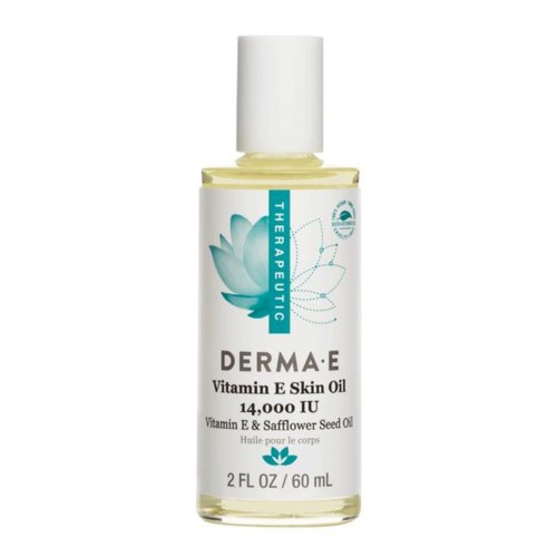 En liten gjennomsiktig flaske med Derma-E Vitamin E Hudolje med hvit kork og etikett med blå blomst og produktinformasjon.