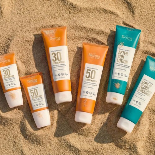 Sex solkrämstuber, några med SPF 30 och 50, placerade på sanden. De är från märket Derma.
