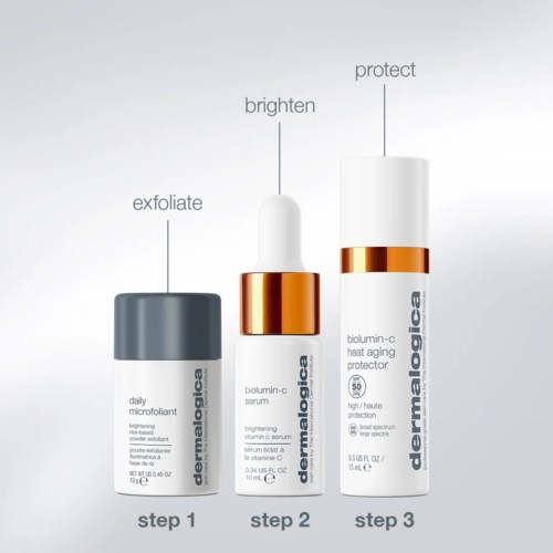 Tre hudvårdsprodukter i vita flaskor med metalliska detaljer, märkta för exfoliering, upplyftning och skydd av huden. De är arrangerade från vänster till höger.