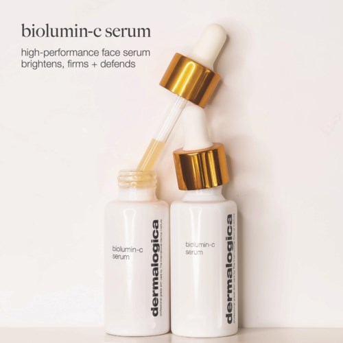 To hvite flasker merket 'dermalogica biolumin-c serum' med en dråpeteller over dem. Teksten beskriver det som et høytytende ansiktsserum.