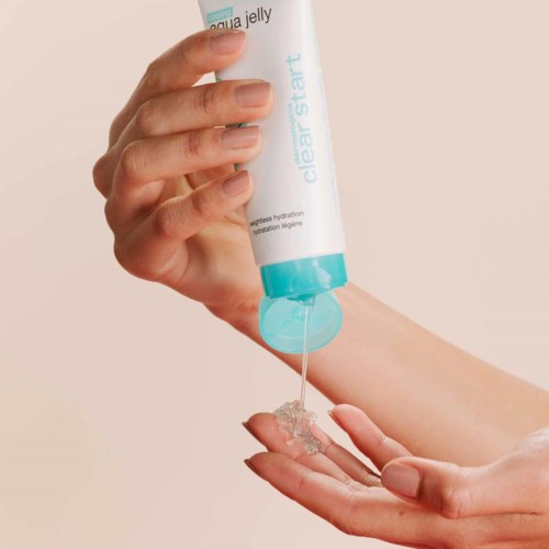 En hand pressar ut en tub Clear Start Aqua Jelly; gelen rinner ner i den andra handens handflata.