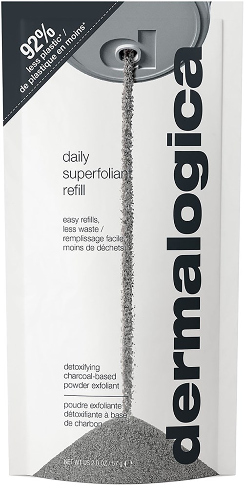 Doos toont een navulverpakking voor een gezichtsverzorgingsscrub met actieve kool, met een stroom van koolpoeder. Benadrukt minder afval en betere huidverzorging.