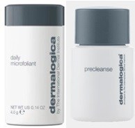 To hudpleieprodukter i hvite flasker med grå lokk, en merket daily microfoliant og den andre precleanse.