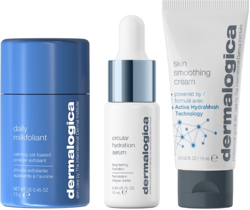 Tre hudvårdsprodukter: ett blått j ar, en vit serum i en dropperflaska och en vit tub.