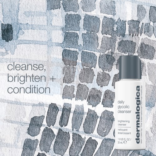En vit flaska märkt 'dermalogica daily glycolic cleanser' mot en strukturerad grå bakgrund.