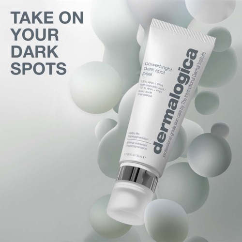 Dermalogica-produktcylinder med vit och grå bakgrund och meddelande om mörka fläckar.