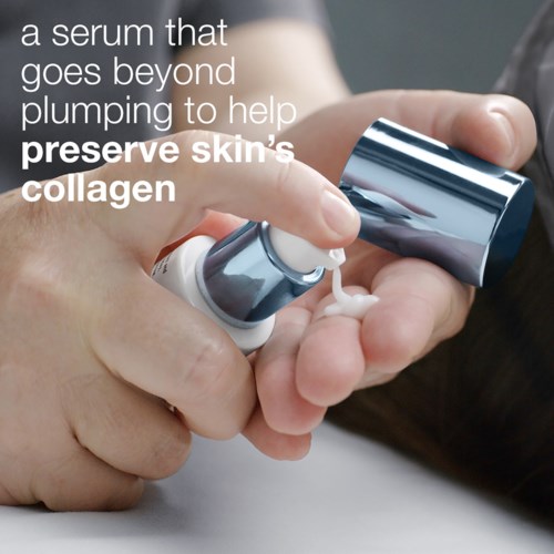 En hånd holder en liten flaske med serum med hvit krem som fremmer hudpleie og kollagenbevaring.