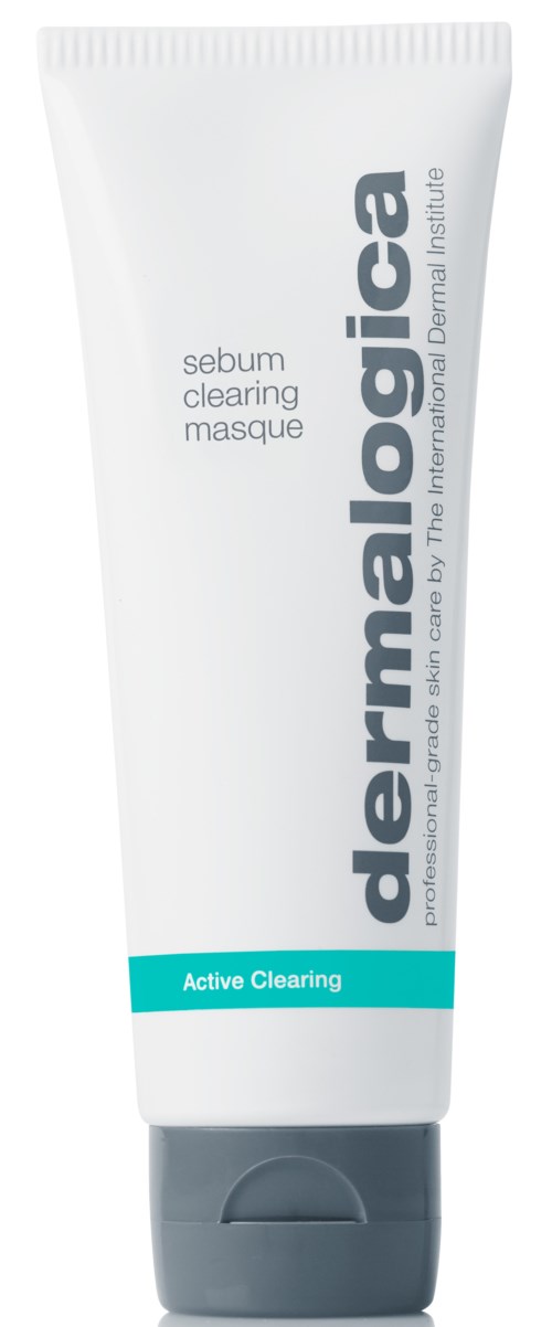 Biała tubka z szarym zamknięciem, oznaczona 'dermalogica' i 'sebum clearing masque,' z niebieską kreską z napisem 'Active Clearing.'