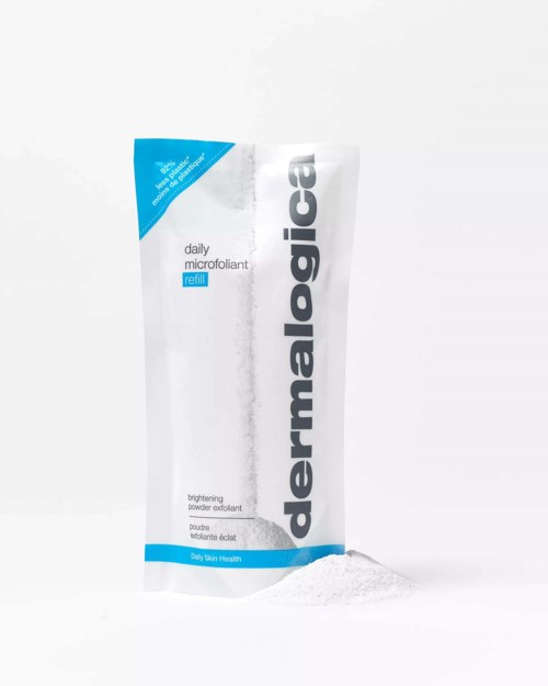 Biała i niebieska torba Dermalogica daily microfoliant, z odrobiną proszku rozlanego z przodu.