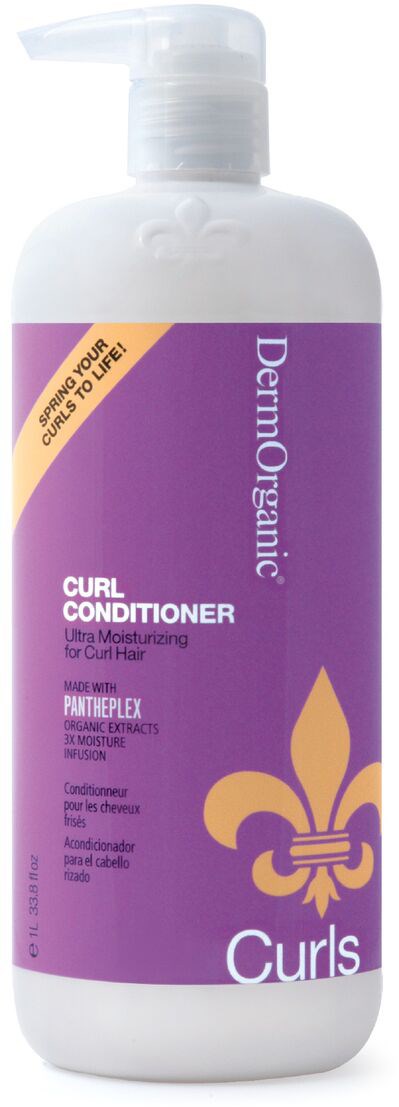 En vit flaska med lila etikett för DermOrganic Curl Conditioner, med ett guldfärgat lilje- eller fleur-de-lis-symbol och text.